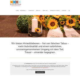 Trauerbegleitung mit Sonnenblumen und Kerzen für Hinterbliebene.