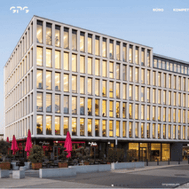 Helles, modernes Bürogebäude mit großen Fenstern und urbaner Umgebung.