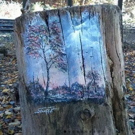 Aquarellartige Malerei auf Baumstamm mit Bäumen und Himmel im Wald.